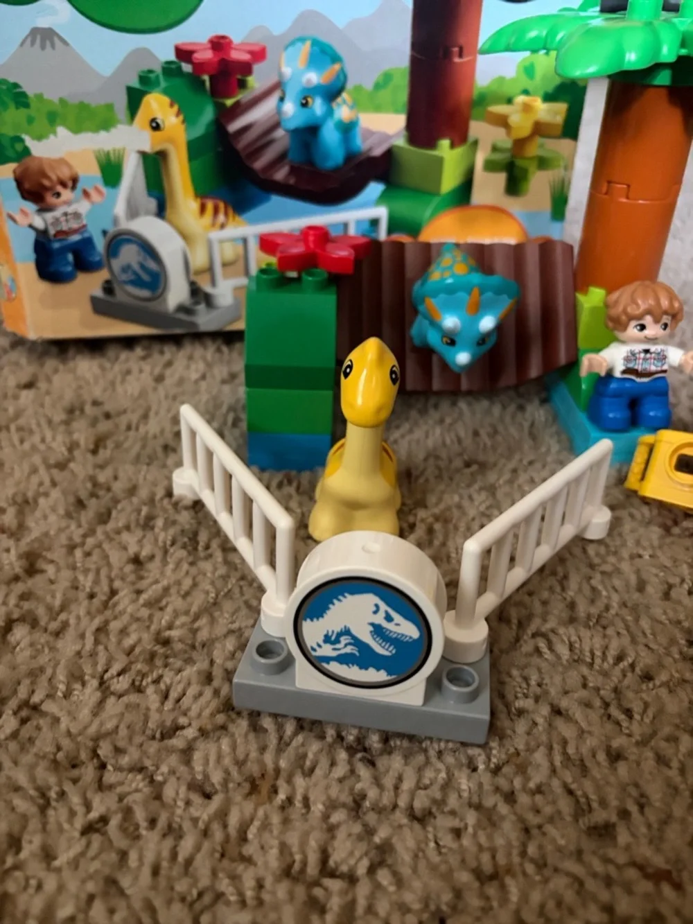 LEGO Duplo Jurassic World Gentle Giants Petting Zoo 10879 - Picture 9 of 9
